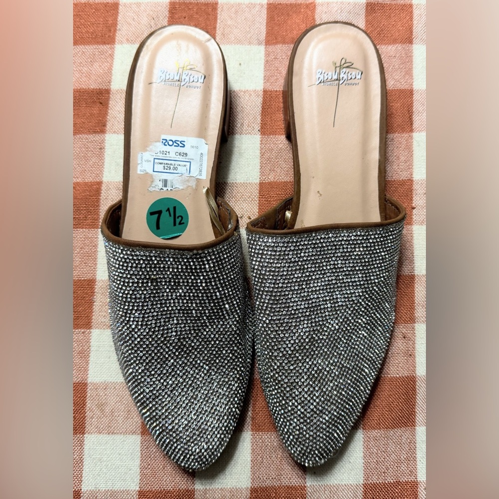 Bisou Bisou Slides size 7 1/2, New, No Box